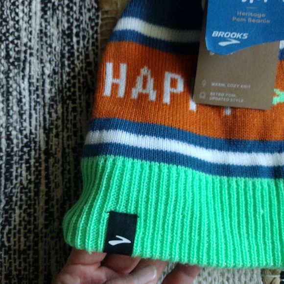 Brooks Happy Run hat pompom - Picture 5 of 5